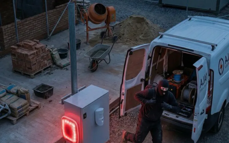 Indringer betrapt op een werf — VigiSite-behuizing geactiveerd met rode flits