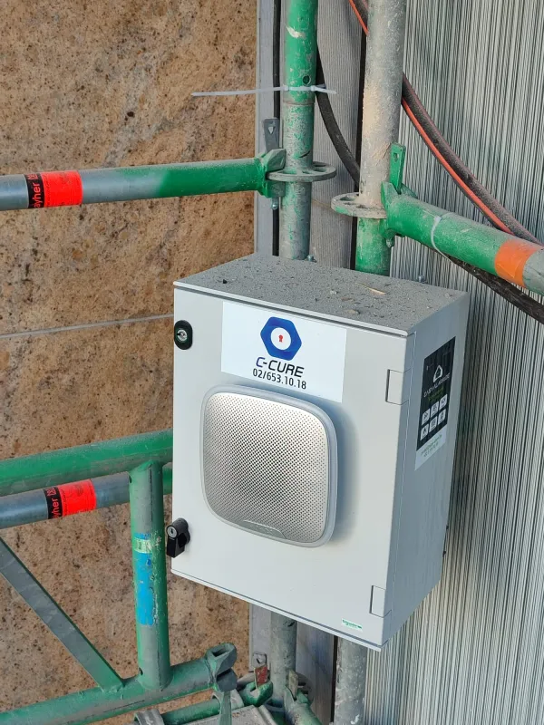 VigiSite-behuizing geïnstalleerd op werf met sirene