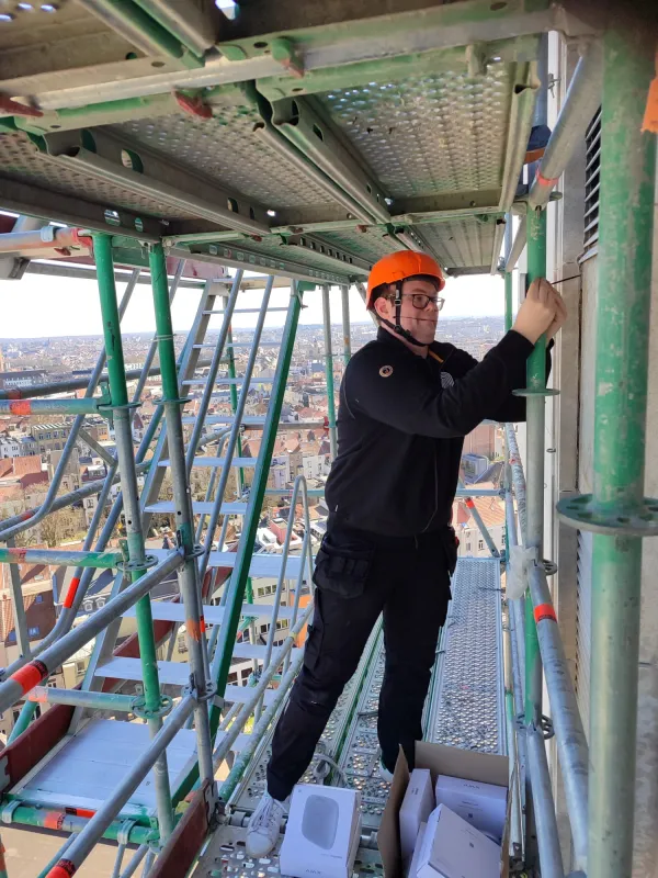 AlarmNet-technicus installeert een VigiSite-sensor op hoogte